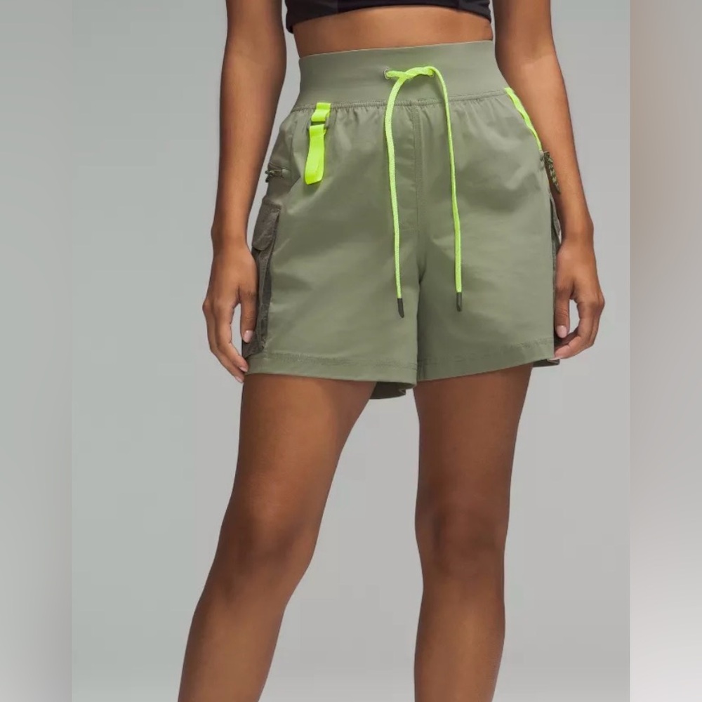 Lululemon Multi-Pocket Cargo High-Rise Hiking Short 5"